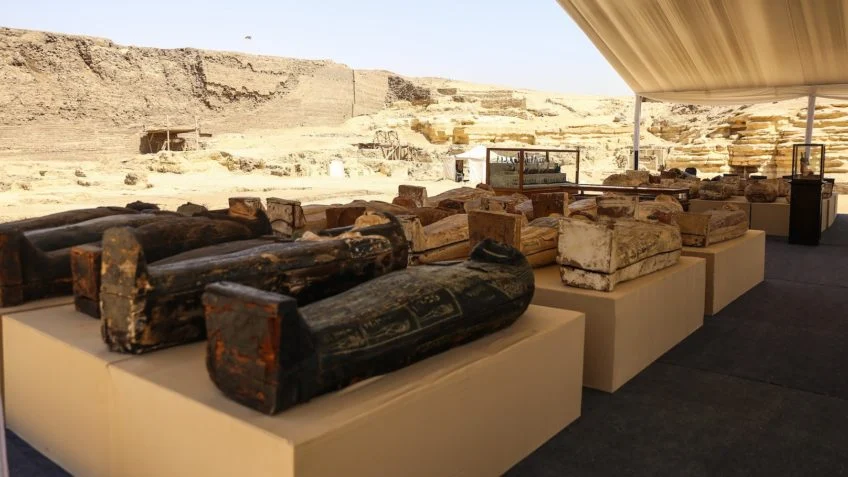 Artefatos de Saqqara: Relíquias do Egito Antigo